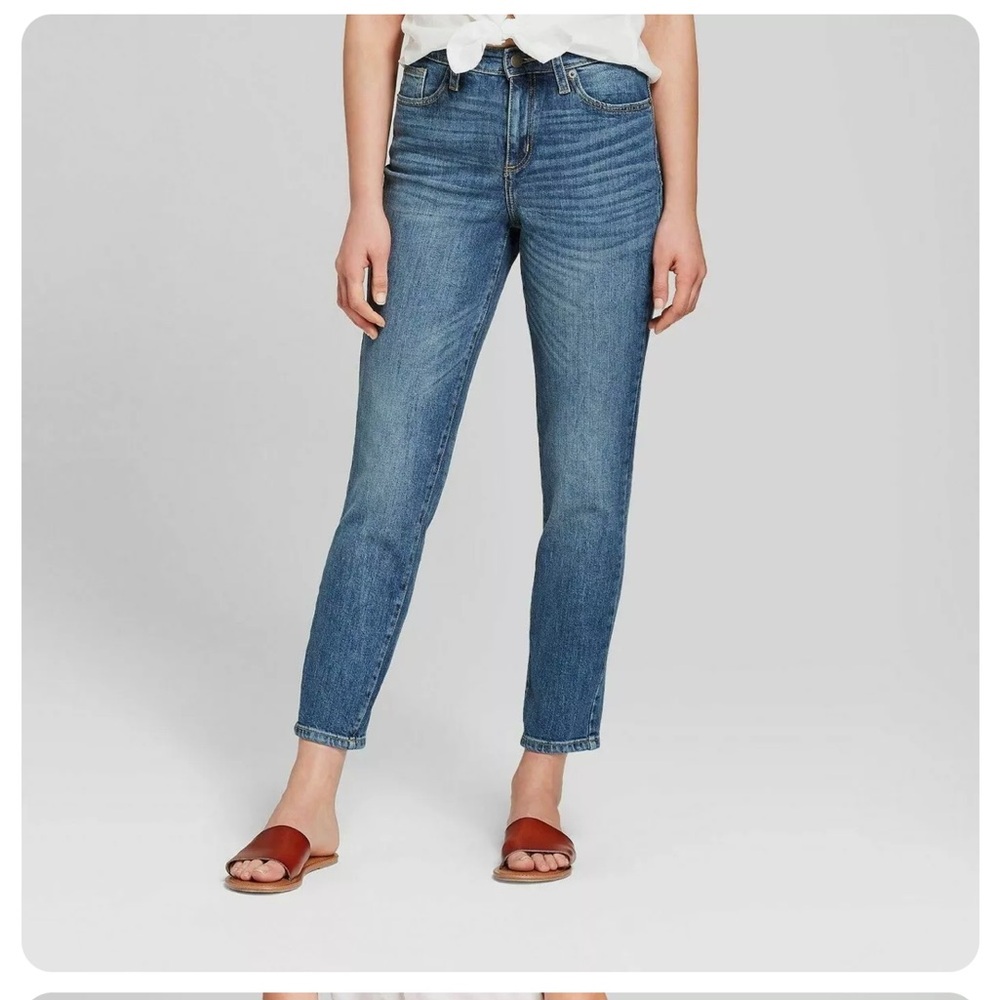 Universal Thread Women's High-Rise Straight Jeans Medium Wash